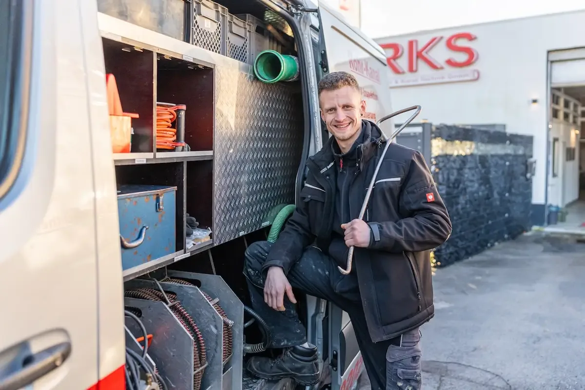 RKS-Techniker bei der Abflussreinigung in der Küche